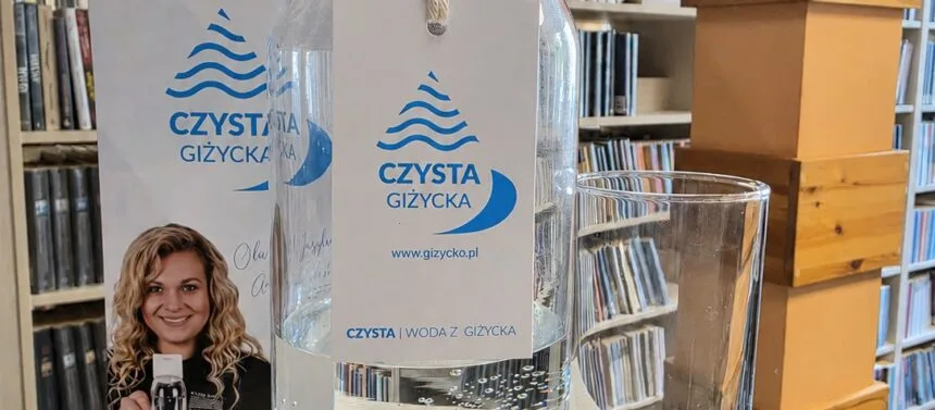 Biblioteka w Giżycku oferuje czytelnikom zdrową wodę
