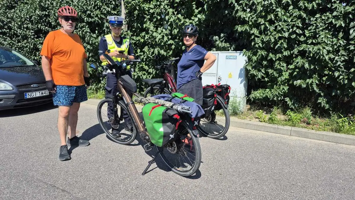 Policja kontroluje bezpieczeństwo użytkowników rowerów i hulajnóg
