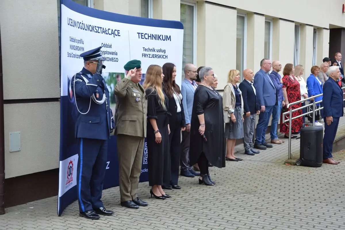 Komendant Powiatowy Policji w Giżycku na inauguracji roku szkolnego w ZDZ Giżycko