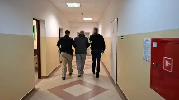 Zatrzymanie dwóch osób za rozbój, kradzieże i naruszenie zakazu prowadzenia pojazdów