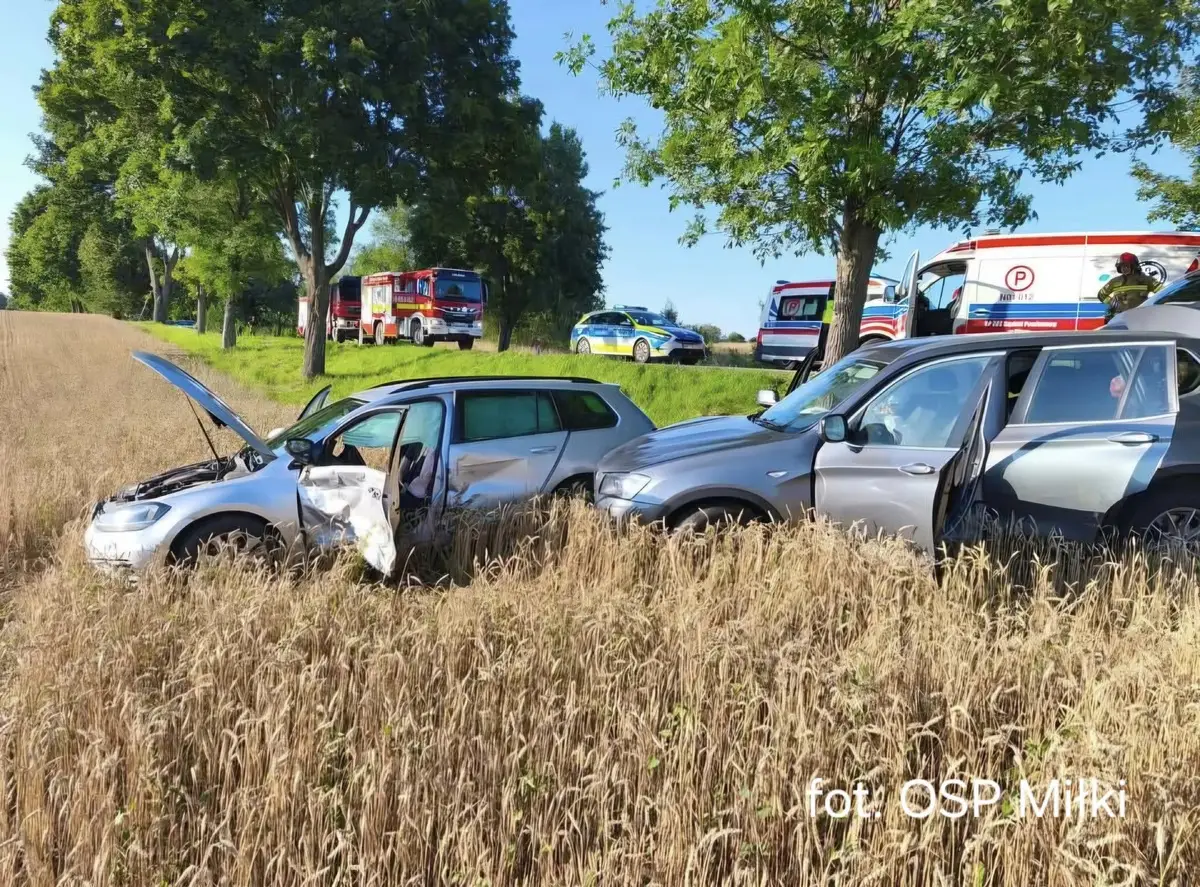 Zderzenie dwóch pojazdów w Konopkach Wielkich po nieprawidłowym wyprzedzaniu