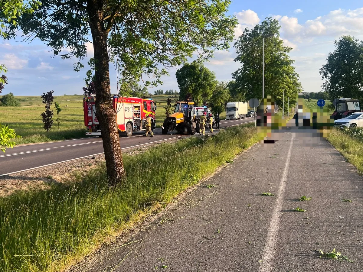 Wypadek na DK59: Zderzenie ciągnika rolniczego z osobowym samochodem, jedna osoba hospitalizowana