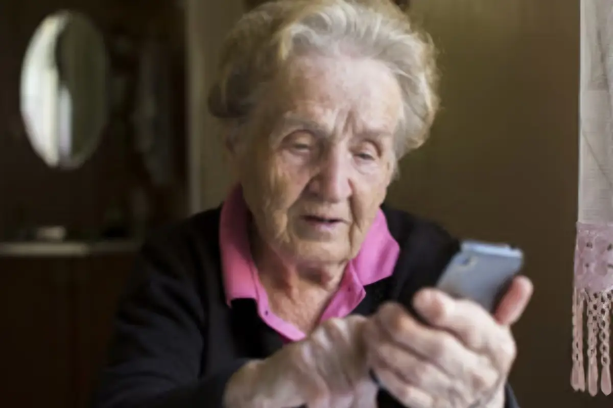 Ostrzeżenie policji dla seniorów przed oszustami