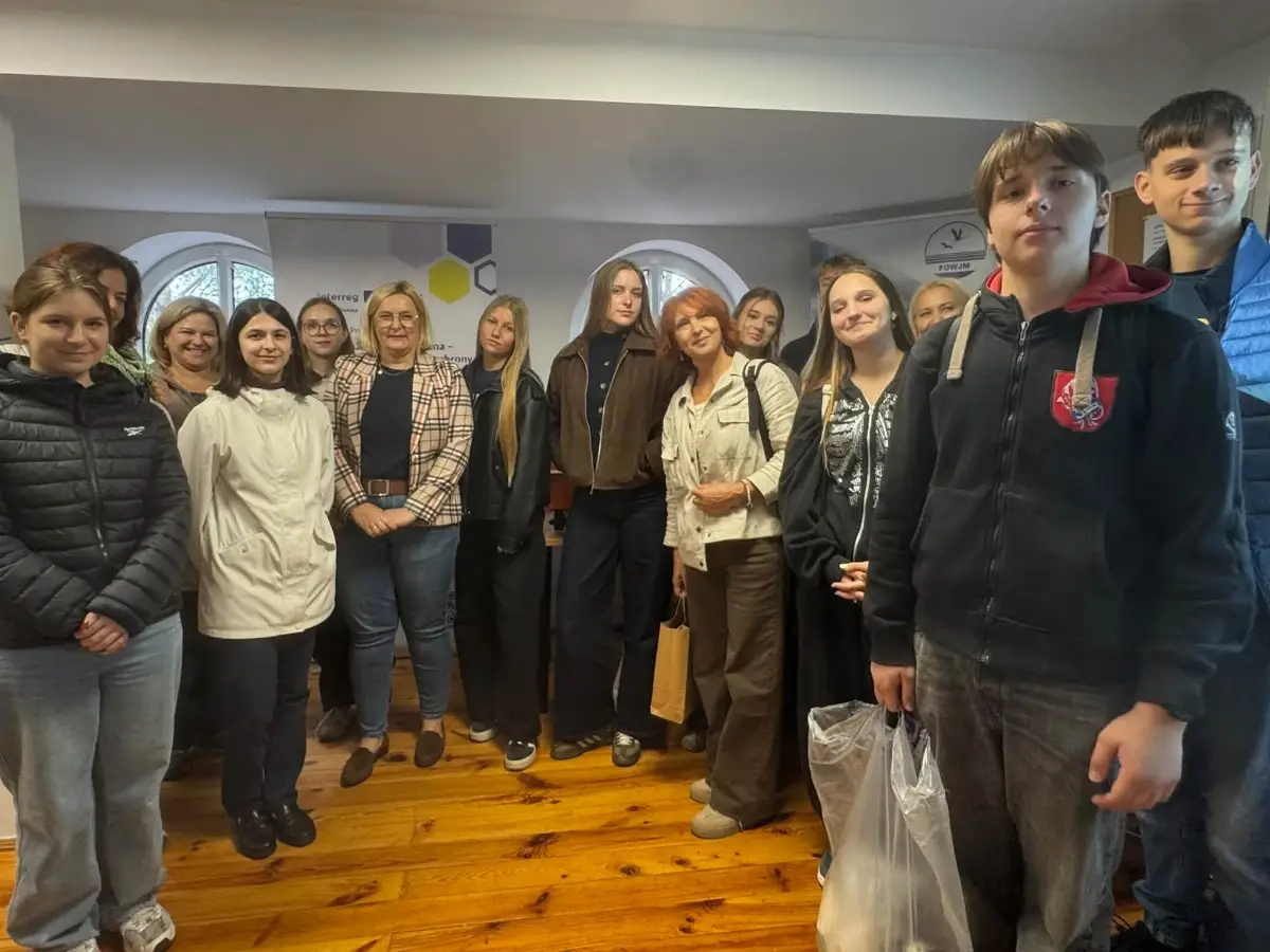 Uczniowie realizują projekt o czystości wód w Niegocinie i Sapinie
