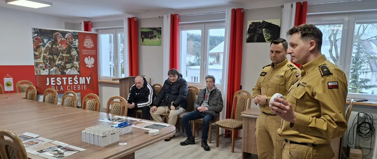 Czujniki tlenku węgla dla mieszkańców powiatu giżyckiego dzięki współpracy strażaków i samorządów